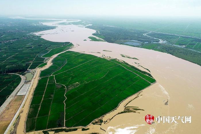 黄河宁夏段暴雨后出现漫滩，沿河大片农田被淹