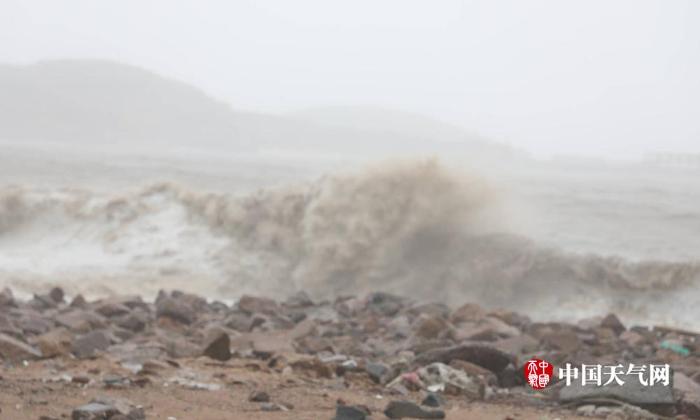 台风“玛莉亚”登陆  宁德霞浦狂风掀起巨浪