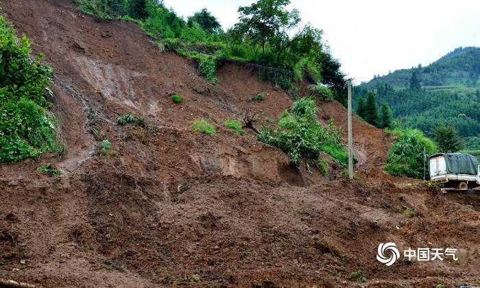 广西隆林遭遇持续性强降雨 民房被淹公路塌方