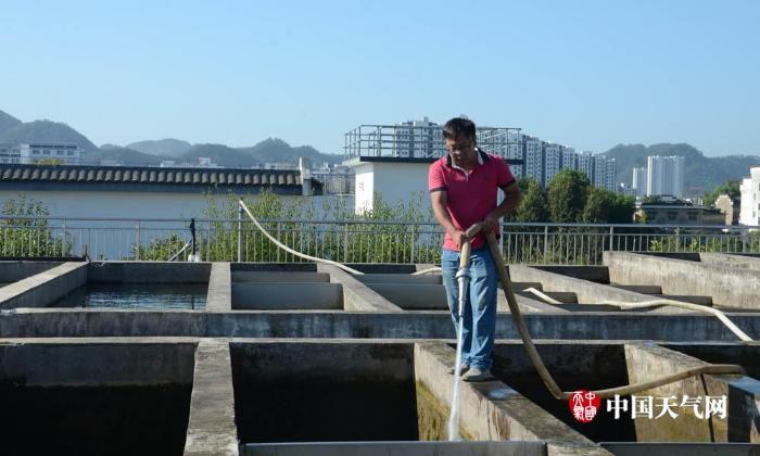 安徽歙县：高温下的水厂工人