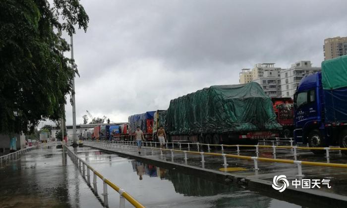 “贝碧嘉”影响琼岛港口停航 连日暴雨致多处受灾