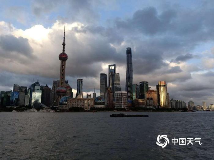 美爆了！台风过后 上海天空似震撼大片