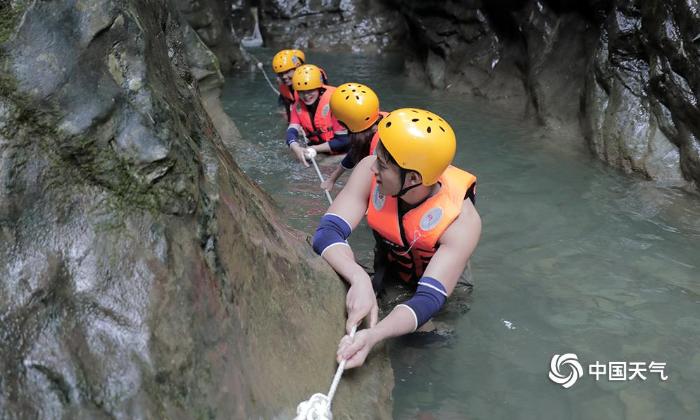 重庆高温天 市民金刀峡玩“溪降”尽享冰爽盛夏
