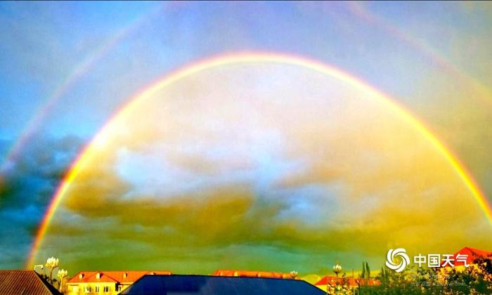 “彩虹之都”新疆昭苏大草原美景