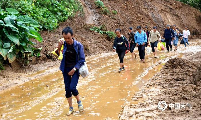 广西隆林遭遇持续性强降雨 民房被淹公路塌方
