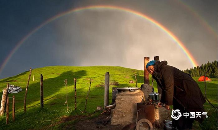 “彩虹之都”新疆昭苏大草原美景