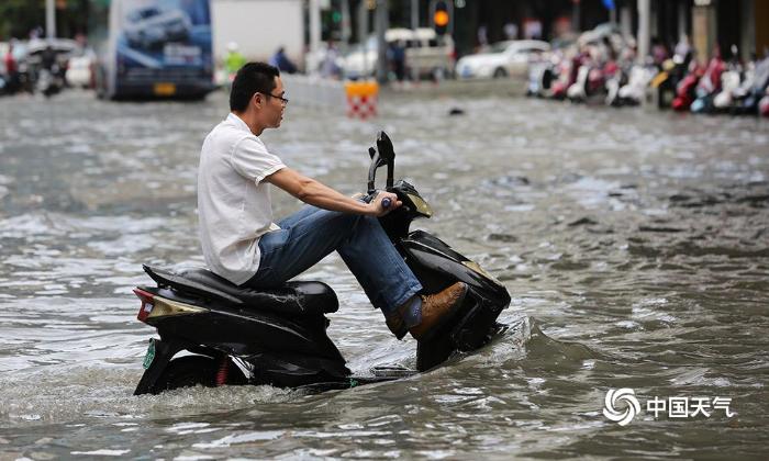 广西南宁现短时强降雨 市民化身“摩托艇”骑手
