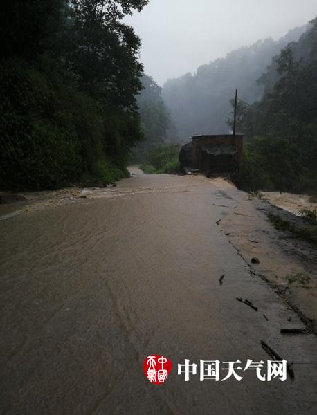 强降雨袭云南 丽江昭通出现山体滑坡泥石流灾害