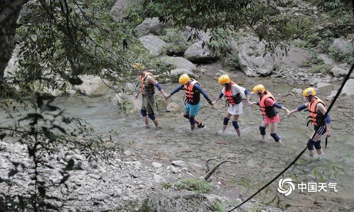 重庆高温天 市民金刀峡玩“溪降”尽享冰爽盛夏