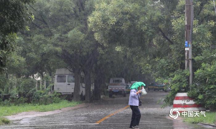 雷雨突袭凤城银川  市民出行受阻