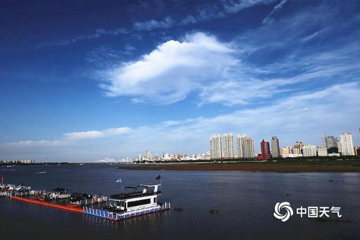 哈尔滨上空连续数日出现美轮美奂云彩景观