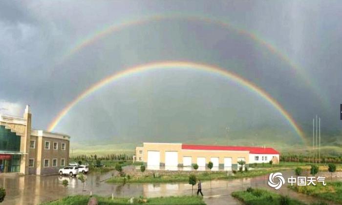 “彩虹之都”新疆昭苏大草原美景