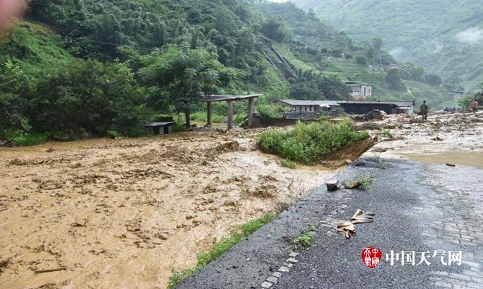 云南红河州屏边县湾塘乡出现泥石流