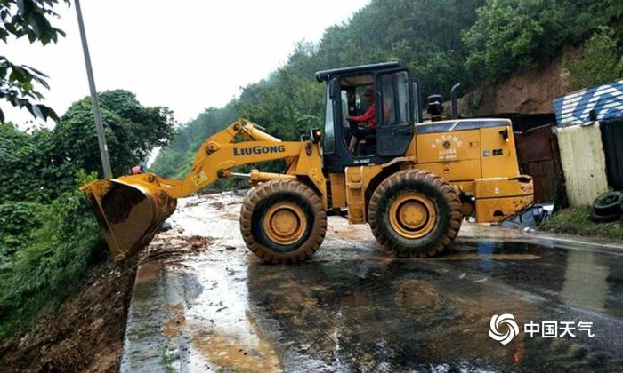云南玉龙县暴雨引发泥石流致国道交通中断