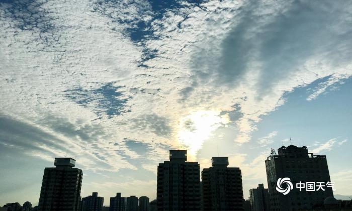 傍晚时分北京天空“颜值”满分 夕阳白云共同勾勒美景
