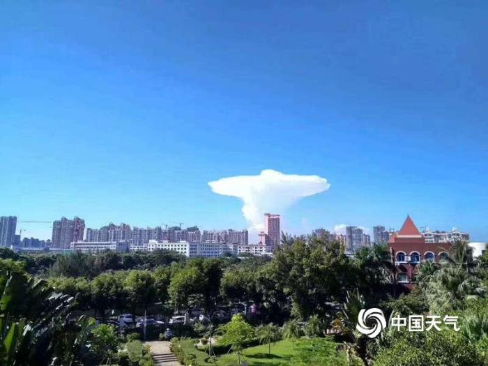 海口惊现云砧奇观 状似飞碟