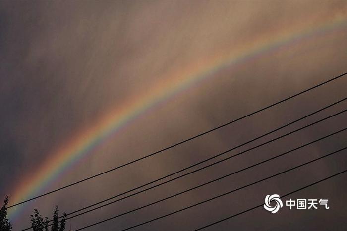 中秋节当日哈尔滨天空出现彩虹