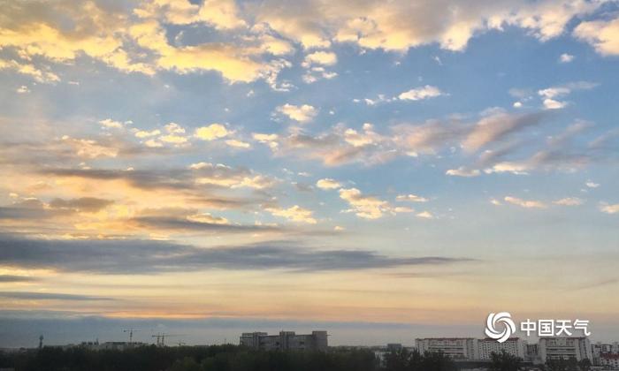 雨后清晨北京彩云满天酷似油画