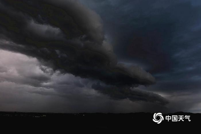 黑龙江五常乌云压寨白昼变黑夜