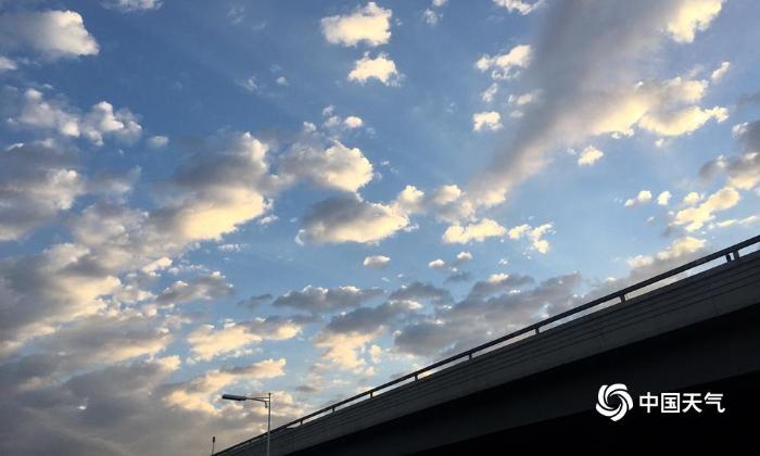 雨后清晨北京彩云满天酷似油画