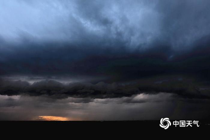 黑龙江五常乌云压寨白昼变黑夜