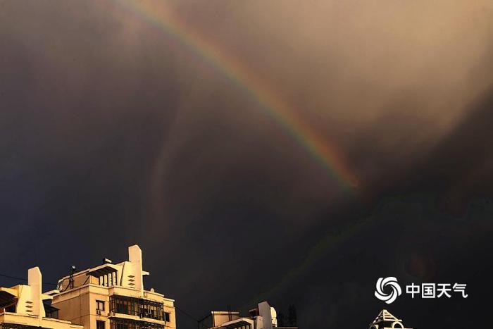 中秋节当日哈尔滨天空出现彩虹