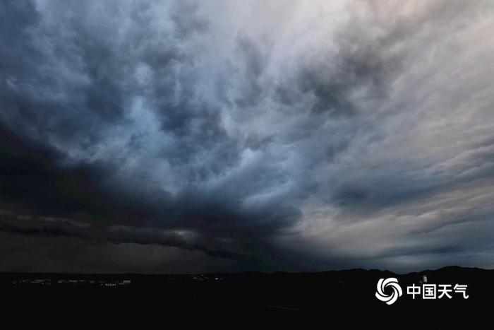 黑龙江五常乌云压寨白昼变黑夜