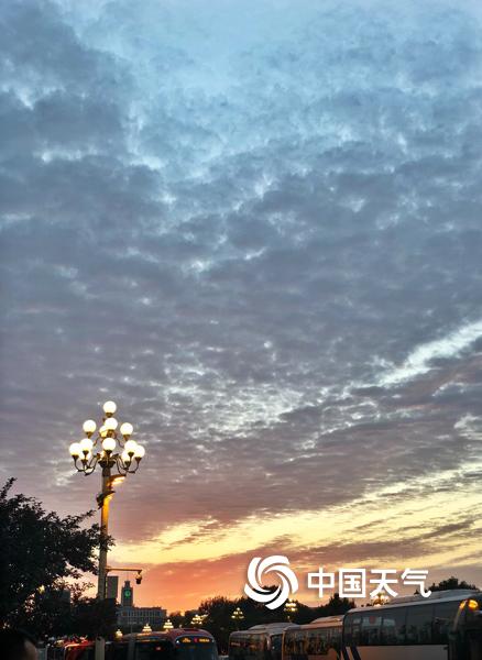 傍晚时分北京天空“颜值”满分 夕阳白云共同勾勒美景