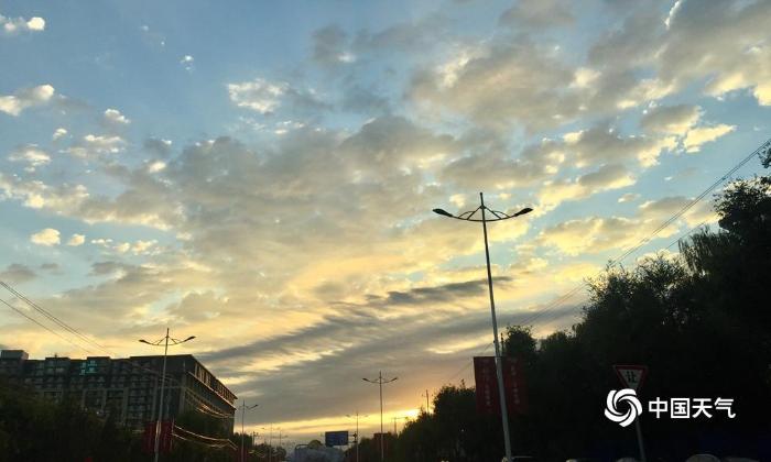 雨后清晨北京彩云满天酷似油画