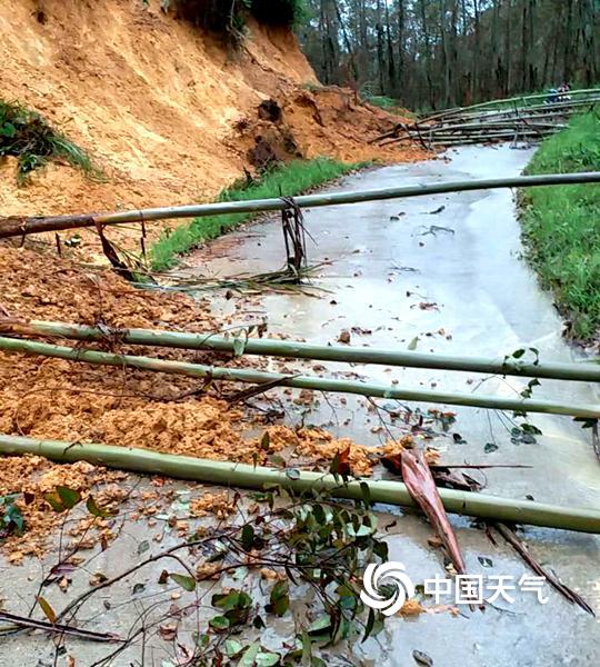 广西局地大暴雨 山体滑坡洪灾淹没农田厂棚