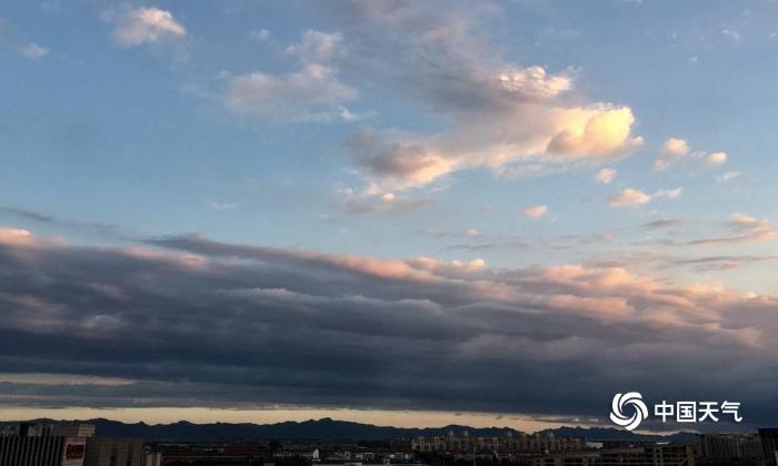 雨后清晨北京彩云满天酷似油画