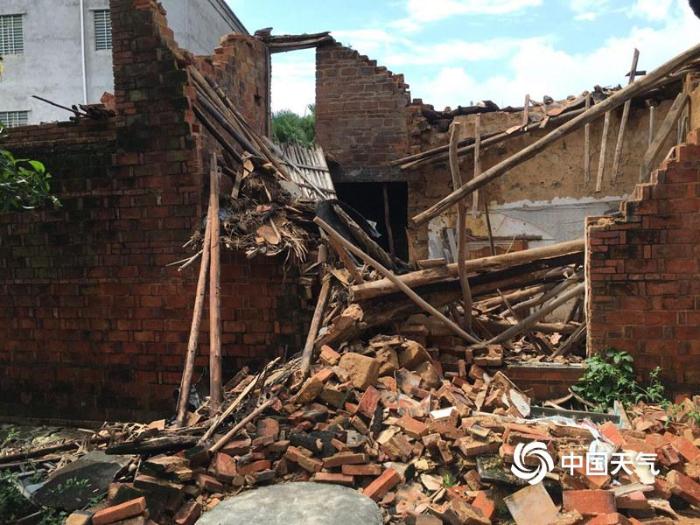 “百里嘉”影响广东 湛江吴川市一房屋倒塌