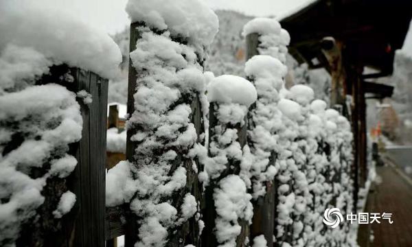 中国雪乡迎来今秋首场降雪