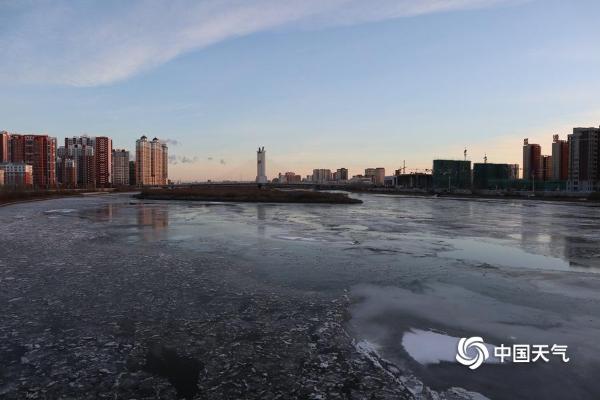 霜降时节海拉尔霜花遍野 河面结冰