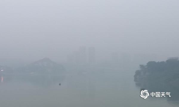 重庆嘉陵江被雾笼罩 建筑物若隐若现