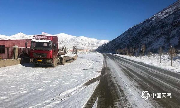 青海果洛出现降雪 道路结冰交通受到影响