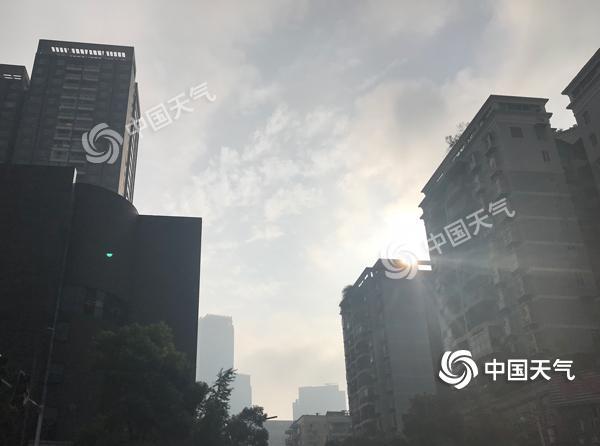 今晨重庆15区县遭大雾“锁城” 明晨仍有雾