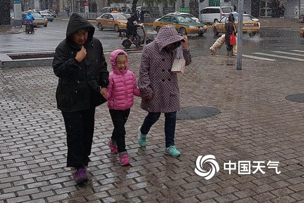 黑龙江哈尔滨迎今年入冬后首场降雪