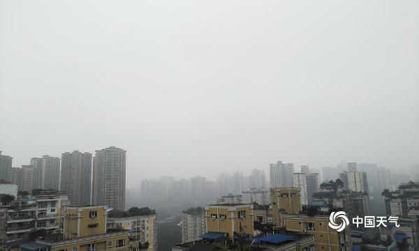 浓雾锁城 重庆局地最小能见度不足100米