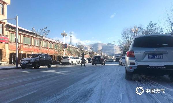 青海果洛出现降雪 道路结冰交通受到影响