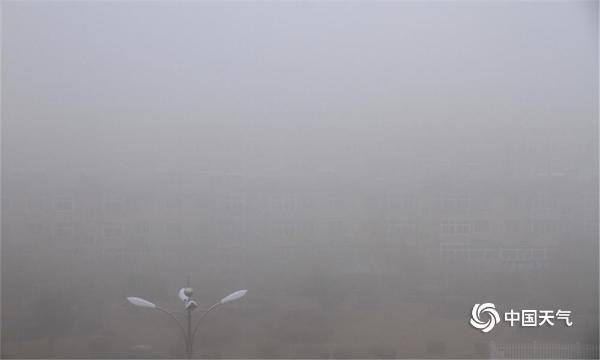 辽宁锦州突现大雾 能见度不足500米