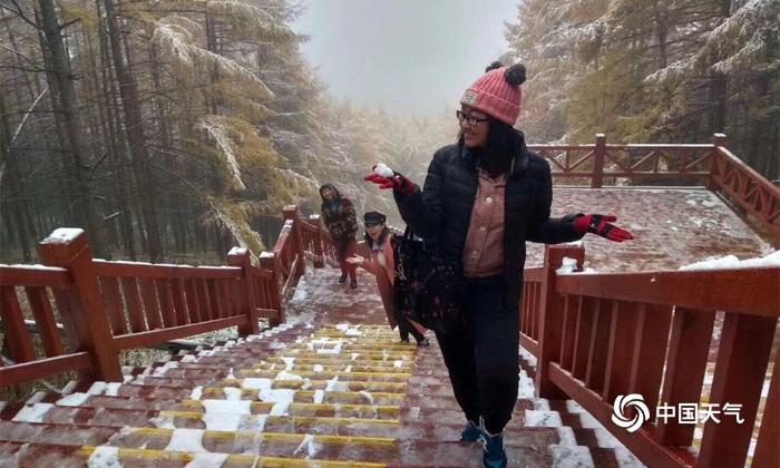 内蒙古阿尔山国庆迎飞雪 游人尽赏季节之美