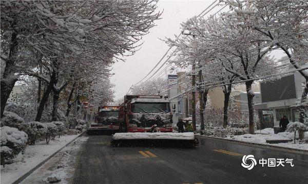 新疆乌鲁木齐迎今年下半年第一场暴雪