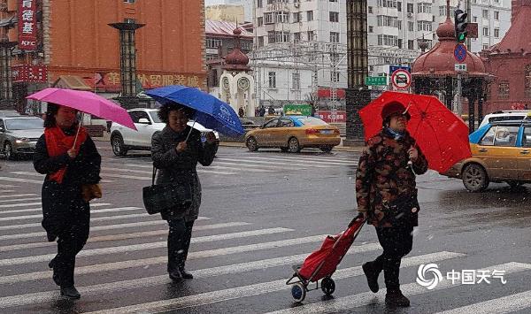 黑龙江哈尔滨迎今年入冬后首场降雪