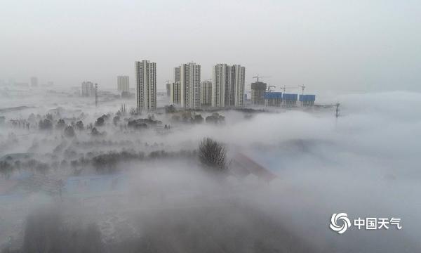 航拍：河北遵化出现平流雾天气 城市宛如仙境