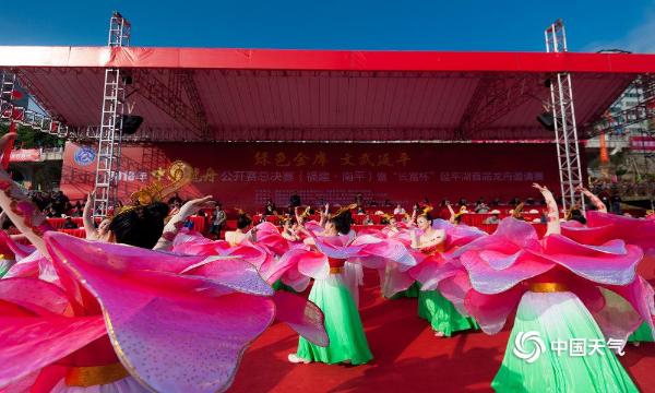 福建延平：天公作美擂鼓槌  人声鼎沸赛龙舟