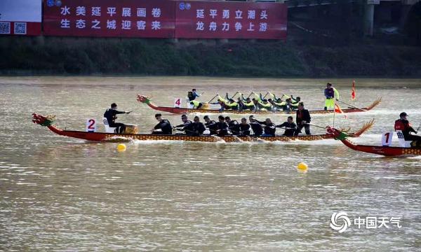 福建延平：天公作美擂鼓槌  人声鼎沸赛龙舟