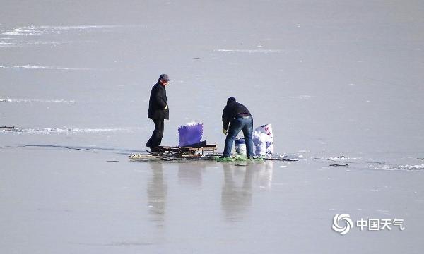 松花江哈尔滨段“小雪”封江 市民在江面上行走