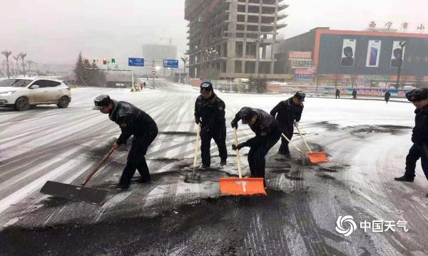 西宁降雪为交通带来极大不便 道路结冰致行人滑倒