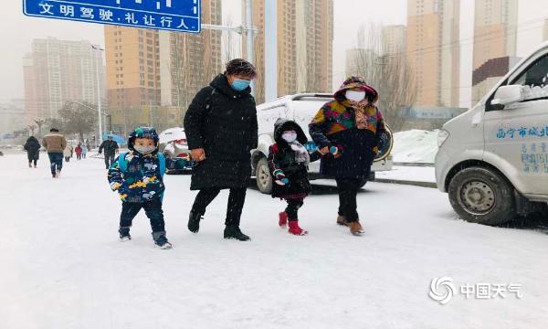 西宁降雪为交通带来极大不便 道路结冰致行人滑倒